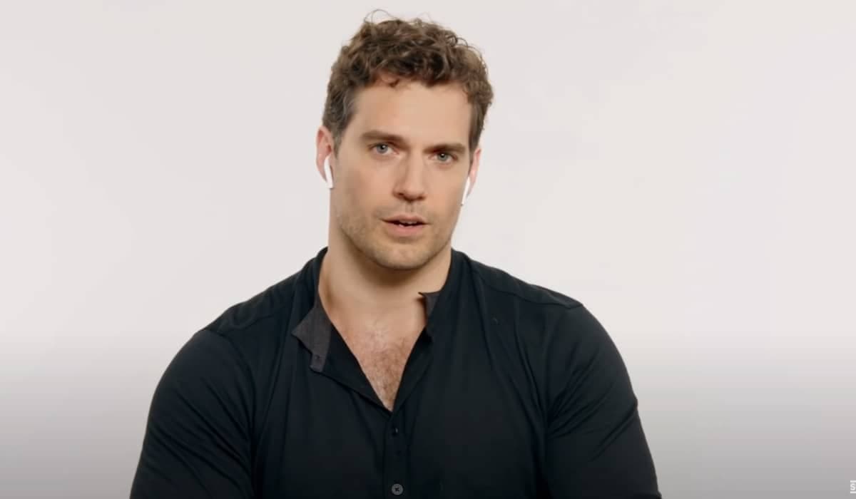 Henry Cavill revela desafios de interpretar Sherlock em 'Enola Holmes 2'