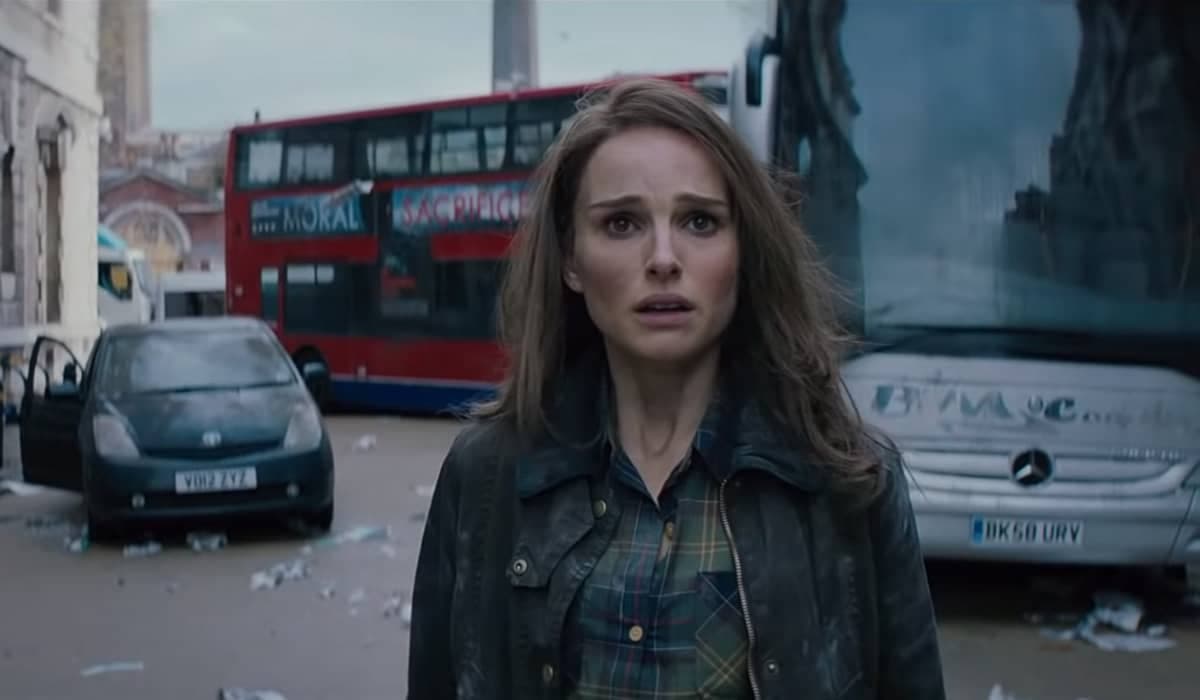 Pôster oficial de Natalie Portman como Poderosa Thor é elogiado pelos fãs