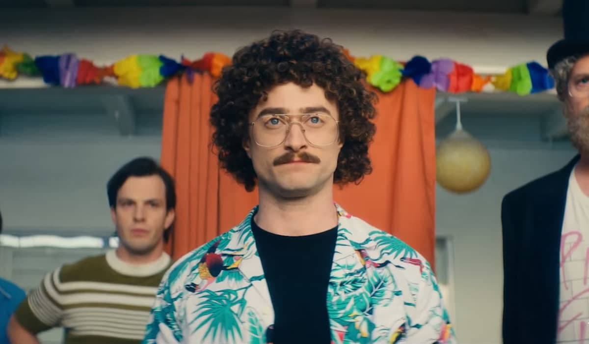 Trailer de 'Weird: The Al Yankovic Story' traz Daniel Radcliffe no papel principal