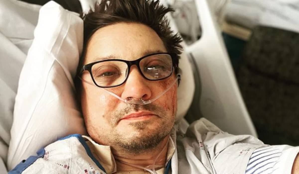 Jeremy Renner divulga imagem na cama do hospital