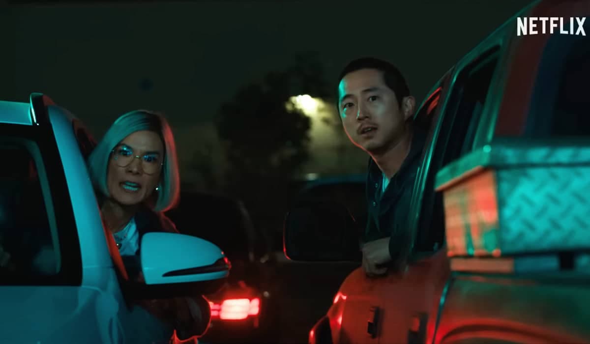 Steven Yeun e Ali Wong encaram perseguição no trânsito e frustrações da vida no trailer de 'Treta'