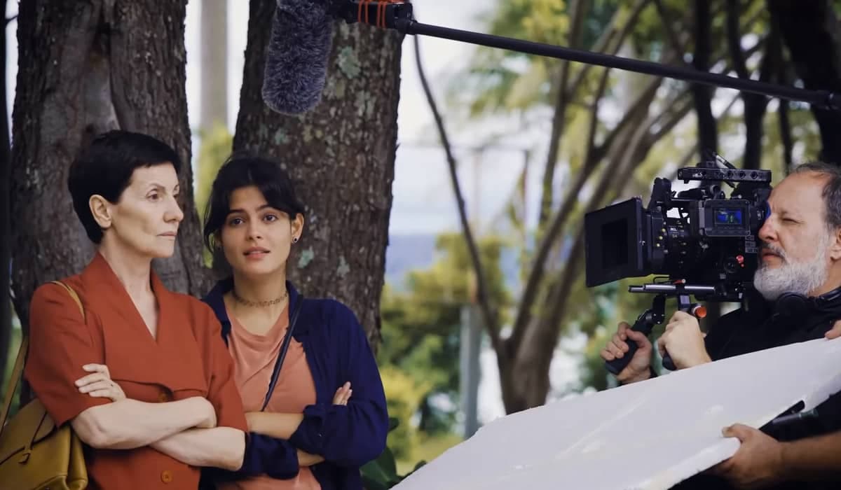 'O Pastor e o Guerrilheiro' exibe bastidores com Julia Dalavia e Cássia Kiss